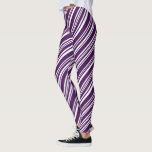 Modernes lila und weißes leggings<br><div class="desc">Diagonale lila und weiße Linien in unterschiedlichen Breiten bilden ein hoch entwickeltes modernes Süßigkeitsstreifenmuster.

Um die Chic Entwurf vielseitigen lila und weißen Streifen auf anderen Einzelteilen zu sehen,  klicken Sie die "Rocklawn Kunst" Verbindung unten an.

Digital geschaffenes Bild.
Copyright ©Claire E. Skinner. Alle Rechte vorbehalten.</div>