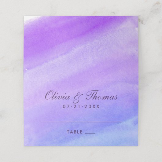 Modernes Lila Violett-Hochzeitsmonogramm Platzkarte (Außenseite Aufgefaltet)