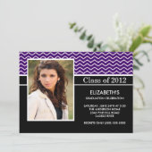Modernes lila Zickzack Foto-Abschluss-Party Einladung (Stehend Vorderseite)