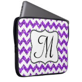 Modernes Lila Zickzack Monogramm 15" Notebook-Gehä Laptopschutzhülle (Vorne Rechts)