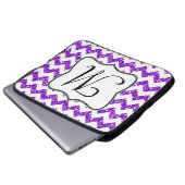 Modernes Lila Zickzack Monogramm 15" Notebook-Gehä Laptopschutzhülle (Vorne Knopf)