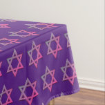 Modernes Lila| Zweck| STAR DAVID Tischdecke<br><div class="desc">Moderner lila STAR OF DAVID Tablecloth, der mit farbenfrohen Stern von David in einem gefliesten Muster zeigt. Das minimalistische, schlichte und elegante Design eignet sich für jüdische Feiertage und Feiern wie Purim, Chanukah, Pessach, Rosh Hashanah, Bar/Bat Mitzvahs, etc. Erhältlich in anderen Farben, oder Sie können die Farbe ändern, indem Sie...</div>