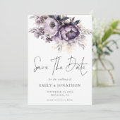 Modernes Lilac Lila Florals QR Code Wedding Save The Date (Stehend Vorderseite)