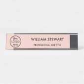 Modernes Logo Rosa Mitarbeiter Minimalistisch Schreibtischnamensplakette (Vorderseite )