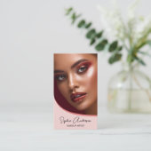 Modernes Makeup-Künstler-Foto QR Pink Visitenkarte (Stehend Vorderseite)