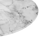 Modernes Marmormuster aus weißem und silberfarbene Schneidebrett (Ecke)
