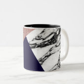 Modernes MarmorRosen-Gold-und Marine-Blau Tricut Zweifarbige Tasse (VorderseiteRechts)
