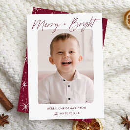 Modernes Merry and Bright Burgundy Script Foto Feiertagskarte