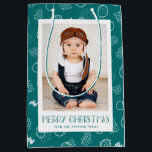 Modernes Merry | AQUAMARIN | FOTO Mittlere Geschenktüte<br><div class="desc">Mit diesen personalisierten Geschenktaschen aus Foto,  die ein modernes,  gezeichnetes Muster aus Kreise,  Linien und Schmuckstücken enthalten,  können Sie Ihre Geschenkgutscheine ganz nach Belieben genießen. Die Hintergrundfarbe kann auf Wunsch angepasst werden.</div>