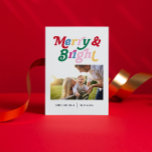 Modernes Merry & Bright Foto Retro Feiertagspostkarte<br><div class="desc">Wir alle Liebe Ferien Traditionen, und was besser zu feiern als mit unserer modernen Merry & Bright farbenfrohe Retro Foto Holiday Postcard! Diese unvergessliche Postkarte zeichnet sich durch fröhliche und leuchtende Schriften aus, die in bunten Retro-Typografie geschrieben sind und eine lustige und moderne Ästhetik schaffen. Mit ihm können Sie Ihr...</div>