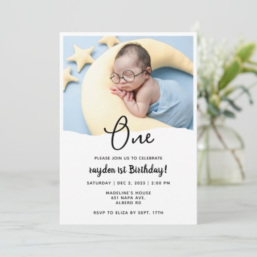 Modernes Minimal 1. Geburtstag Foto Einladung (Stehend Vorderseite)