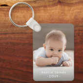 Modernes Minimal-2-Foto-Overlay für weißer Text Schlüsselanhänger (Vorderseite)