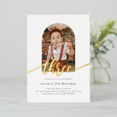 Modernes Minimal Arch Foto 3. Geburtstag Folieneinladung (Stehend vorne)