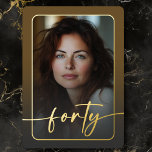 Modernes Minimal Brown Foto Fortieth Birthday Folieneinladung<br><div class="desc">Feiern Sie mit dieser einfachen, modernen 40. Geburtstagsfeier in ruhigem, elegantem Stil - entworfen mit einem Stil, der sich um Sie dreht. Das Foto wird in einem abgerundeten Rechteck unter einem leicht dunklen Overlay und in einer echten Folie geklebt. Eine echte Folie modernes Drehbuch "vierzig" erstreckt sich über die Vorderseite...</div>