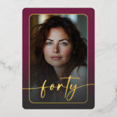 Modernes Minimal Burgundy Foto Fortieth Birthday Folieneinladung (Vorderseite)