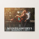 Modernes Minimal Couple Foto Puzzle<br><div class="desc">Ein lustiges Foto-Puzzle mit Ihrem Nachnamen,  Namen und Hochzeitsdatum (oder alles,  was Sie gewollt haben) über Ihrem Foto in schicker Schrift. Wählen Sie aus den verschiedenen verfügbaren Größen.</div>