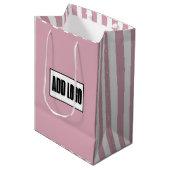 Modernes Minimal Dusty Pink Stripes Business-Logo Mittlere Geschenktüte (Vorderseite Schrägansicht)