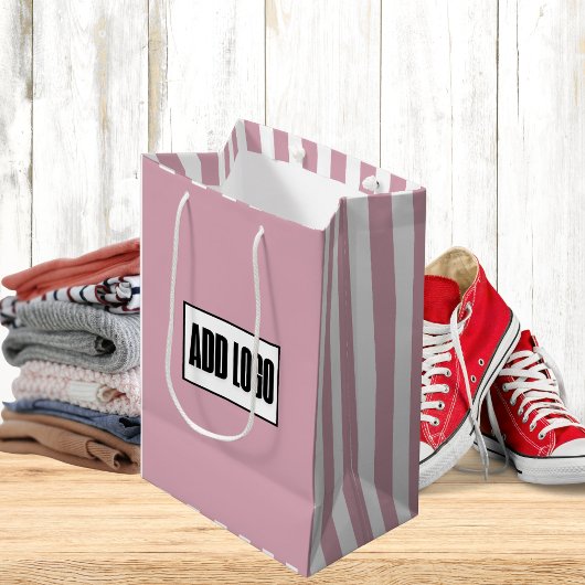 Modernes Minimal Dusty Pink Stripes Business-Logo Mittlere Geschenktüte
