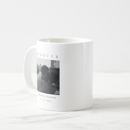 Modernes Minimal einfaches neu verheiratetes Foto Kaffeetasse (Vorderseite Links)