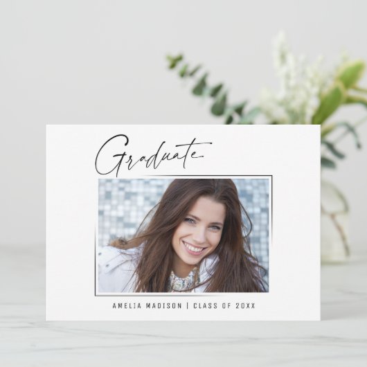 Modernes Minimal-Einzigartiges Ink Script Graduate Ankündigung (Stehend Vorderseite)