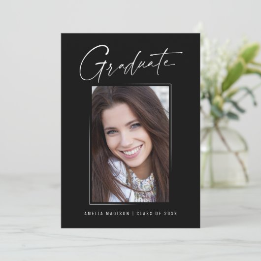 Modernes Minimal-Einzigartiges Ink Script Graduate Ankündigung (Stehend Vorderseite)