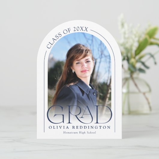 Modernes Minimal Foto Arch Navy Blue Grad Party Einladung (Stehend Vorderseite)