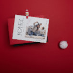 Modernes Minimal Joyful Family Foto Weihnachten<br><div class="desc">Herzlich willkommen in diesem Jahr mit der Weihnachtskarte des modernen Minimal Joyful Family Fotos, die den Augenblick der Freude mit einer nahen Strick-Familie einnimmt. Diese elegante Schwarz-Weiß-Karte ist die perfekte Verkörperung des modernen, minimalistischen Stils, den wir uns wünschen. Saubere Linien in der Typografie und Bearbeitung verleihen sich dem Geist, mehr...</div>