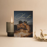 Modernes Minimal-Kalligrafie-Foto Save the Date Folieneinladung<br><div class="desc">Mit dieser zeitlosen Save the Date Karte mit eleganter Kalligraphie und klassischem Schriftzeichen im Hintergrund können Sie die guten Neuigkeiten stilvoll verkünden. Auf der Rückseite finden Sie mehr Platz für weitere Details,  die Sie Ihren Gästen zur Verfügung stellen möchten. Die Foto sind transparent,  um den Text hervorzuheben.</div>