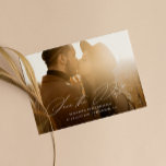 Modernes Minimal-Kalligrafie-Script Vollständiges  Save The Date<br><div class="desc">Stilvolle Schrift und elegante Schriftart mit einem verblassenden transparenten Farbverlauf über das Foto,  um den Text zu markieren. Fügen Sie der Rückseite weitere Details hinzu.</div>
