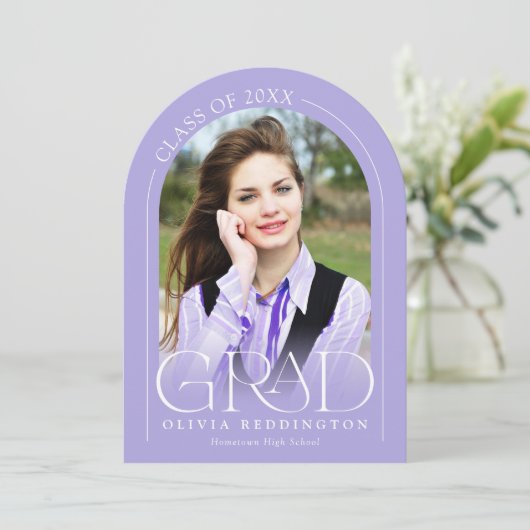 Modernes Minimal Lavendel Foto Arch Grad Party Einladung (Stehend Vorderseite)