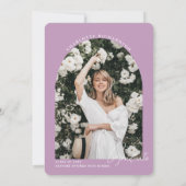 Modernes Minimal Lila Abschluss Foto Einladung (Rückseite)