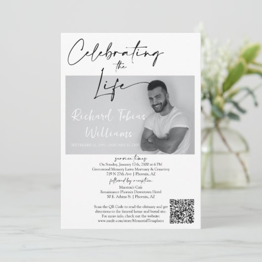 Modernes Minimal-Memorial Foto QR Code Beerdigung Einladung (Stehend Vorderseite)