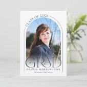 Modernes Minimal Navy Blue Arch Foto Grad Party Einladung (Stehend Vorderseite)