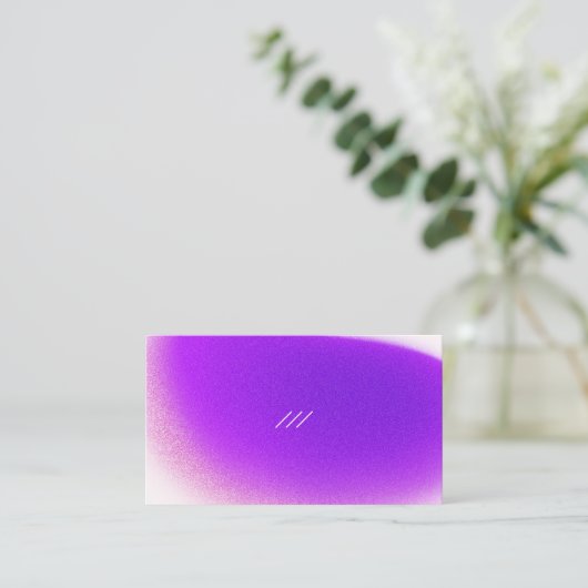 Modernes Minimal QR Code Gradient Blur Noise Viole Visitenkarte (Stehend Vorderseite)