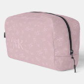 Modernes Minimal Rosa Monogramm Think Pink Waschbeutel (Rechte Ecke)