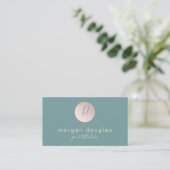Modernes Minimal-Rose-Goldgrün-Monogramm  Visitenkarte (Stehend Vorderseite)