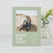 Modernes Minimal Sage Green Typografy Foto Hochzei Save The Date (Stehend Vorderseite)