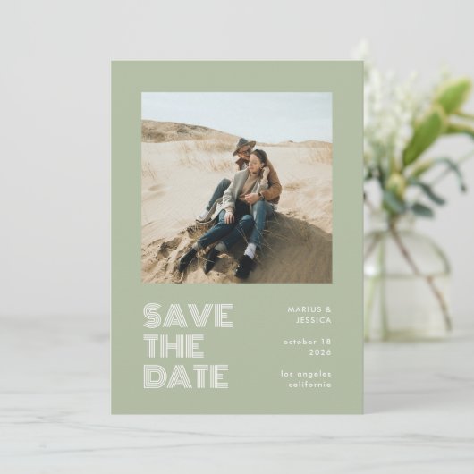 Modernes Minimal Sage Green Typografy Foto Hochzei Save The Date (Stehend Vorderseite)