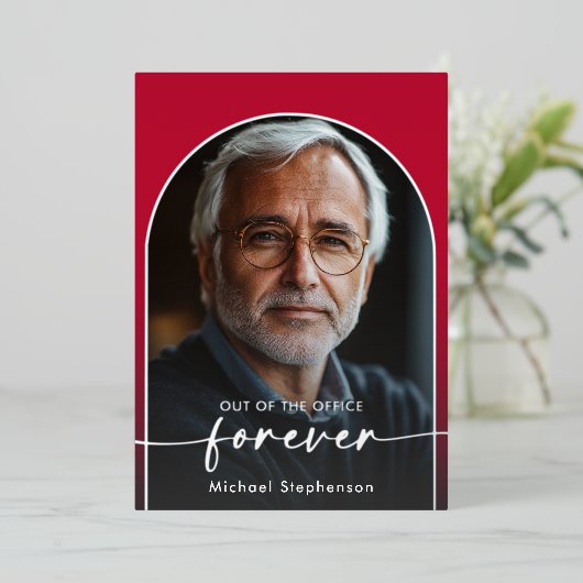 Modernes Minimal Scarlet Red Retirement Party Folieneinladung (Stehend vorne)