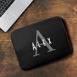 Modernes Minimal Schwarz/Weiß Monogramm Laptopschutzhülle<br><div class="desc">Modernes Design mit minimalem Monogramm in Schwarz und Weiß.</div>