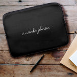 Modernes Minimal Schwarz-Weiß-Monogramm Laptopschutzhülle<br><div class="desc">Ein minimalistisches,  modernes Schwarz-Weiß-Vollnacht-Design. Ideal für den Alltag.</div>