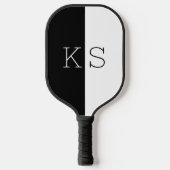 Modernes Minimal Schwarz/Weiß Monogramm Pickleball Schläger (Vorderseite)