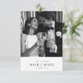 Modernes Minimal Schwarz-Weiß-Script-Foto Hochzeit Dankeskarte (Stehend Vorderseite)