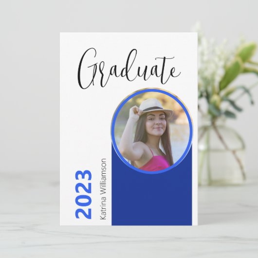 Modernes Minimal-Script-Graduation-Party-Foto Einladung (Stehend Vorderseite)