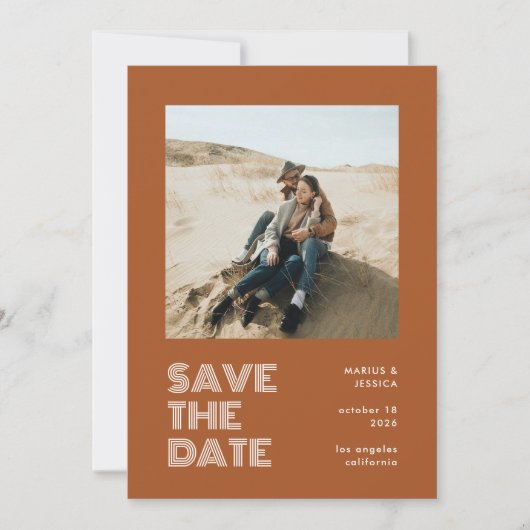 Modernes Minimal Terracotta Typografy Foto Wedding Save The Date (Vorderseite)