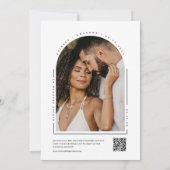 Modernes Minimal-White-Arch-QR-Foto Einladung (Rückseite)