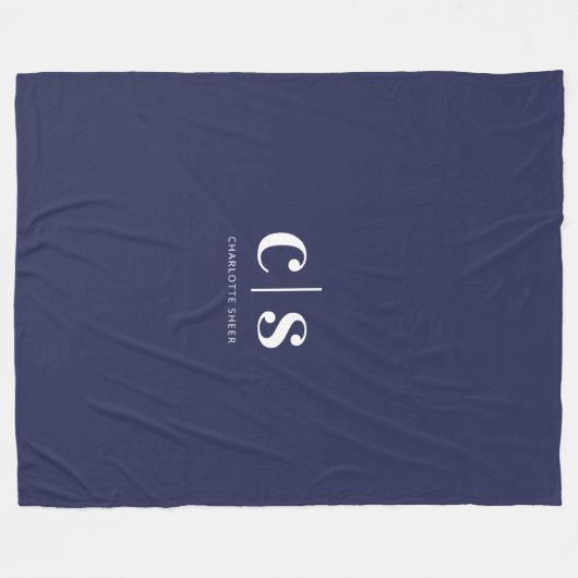Modernes Minimal-White Monogramm Fleecedecke (Vorderseite (Horizontal))