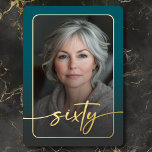 Modernes Minimales Aquamarines Foto 60. Geburtstag Folieneinladung<br><div class="desc">Feiern Sie mit dieser einfachen, modernen 60. Geburtstagsfeier in ruhigem, elegantem Stil - entworfen mit einem Stil, der sich um Sie dreht. Das Foto wird in einem abgerundeten Rechteck unter einem leicht dunklen Overlay und in einer echten Folie geklebt. Ein echtes, modernes Drehbuch "sechzig" dehnt sich über die Vorderseite aus...</div>