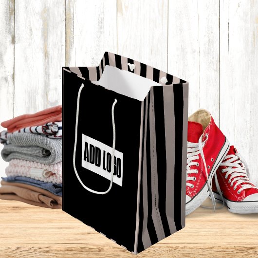 Modernes, minimales Beige-Black Stripes-Logo Mittlere Geschenktüte