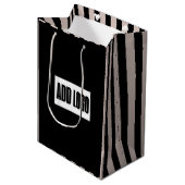 Modernes, minimales Beige-Black Stripes-Logo Mittlere Geschenktüte (Vorderseite Schrägansicht)